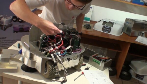 Robot sprzątający, wyburzanie komina i symulator
